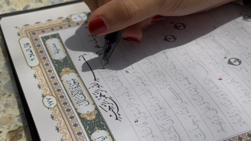 Menulis Al-Qur'an Lebih Dari Sekedar Menyalin, Tapi Merupakan Ibadah dan Seni